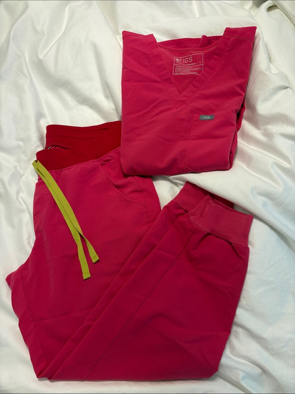 Figs Women’s Scrubs joggers & Top in Vibrant Pink